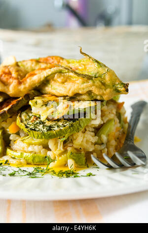 Vegetarischer Reis mit Gemüse - Zucchini, Tomaten und Karotten Stockfoto