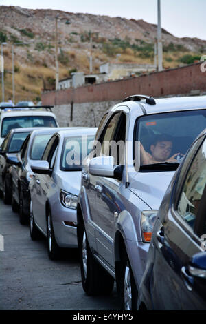 Gibraltar, 17. Juli 2014. Wie Spanien verschärft Grenzkontrollen an der Grenze zu Gibraltar Passagiere und Fahrer von Fahrzeugen nach Spanien wurden in Hintergrundraster erwischt wie der Royal Gibraltar Police ein Bereich in der East Side von Gibraltar eröffnet. Die Verzögerungen kam sofort, nachdem der spanische Botschafter in London von der britischen Regierung nach einem Zwischenfall auf See am 16. Juli gerufen wurde. Bildnachweis: Stephen Ignacio/Alamy Live-Nachrichten Stockfoto