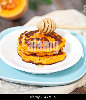 Kürbis Pfannkuchen mit Honig Stockfoto