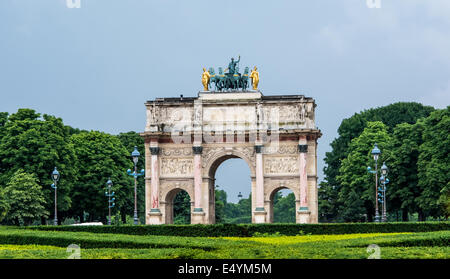 Der Arc de Triomphe du Carrousel ist ein Triumphbogen in Paris, befindet sich in der Place du Carrousel. Stockfoto