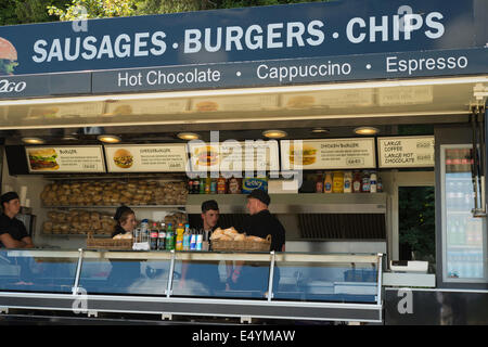 Würste, Burger und Chips. Fahrbare Küche für Veranstaltungen. Stockfoto