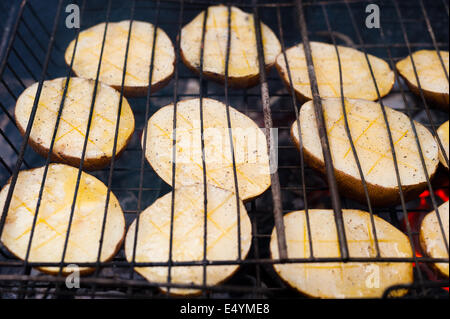 Kartoffeln auf dem grill Stockfoto