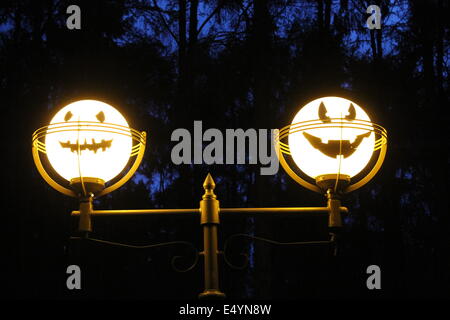 Halloween Dekoration Laterne im Stadtpark Stockfoto