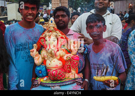 Familie mit Lord Ganesh Ganesh Chaturthi Festival feiern am Girgaum Chowpatty Beach in Mumbai, Indien im Jahr 2013 Stockfoto