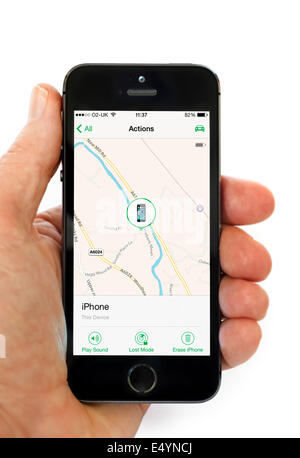 Verwenden die Find My iPhone-app auf einem Apple iPhone 5 s Stockfoto