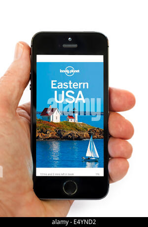 Ein Lonely Planet Trave Leseleitfaden auf die Kindle-app auf einem Apple iPhone 5 s Stockfoto