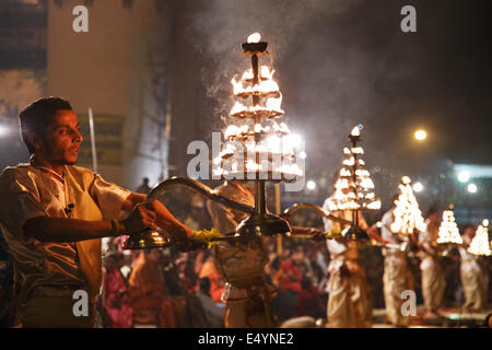 Am Abend Ganga Aarti (Aarthi) Hindu religiösen spirituelles Ritual und Zeremonie mit Feuer und Rauch Angebote in Varanasi, Indien Stockfoto