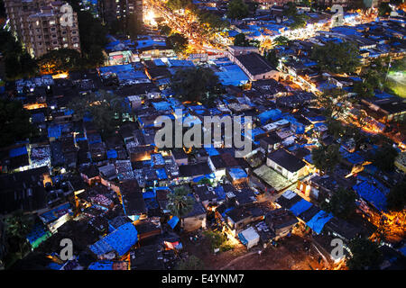 Ein Slum von Adarsh Nagar in der Nacht von oben gesehen in der Vorstadt von Jogeshwari West, Mumbai, Indien Stockfoto