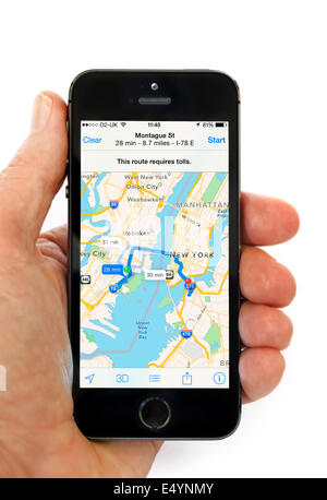 Unter Verwendung der Apple Maps-app auf iPhone 5 s, USA Stockfoto