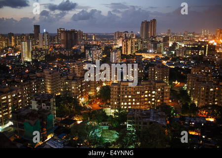 Nacht Stadtbild mit modernen Wohnbauten im Jogeshwari und Andheri West von Mumbai, Indien. Stockfoto