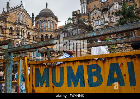 Die Menschen gehen vor Chhatrapati Shivaji Terminus (CST) (Victoria Terminus) (VT) Eisenbahn Train Station, Süd-Mumbai, Indien Stockfoto