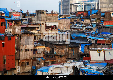 Ein Slum mit bunten Häusern in Bandra East, Mumbai, Indien. Stockfoto