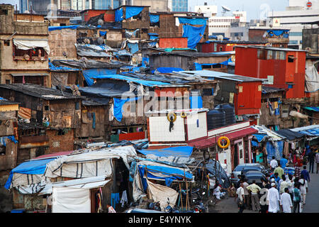 Ein Slum mit bunten Häusern in Bandra East, Mumbai, Indien. Stockfoto