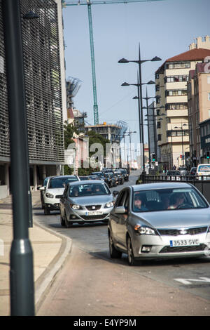 Gibraltar, 17. Juli 2014. Eine kurvenreiche Warteschlange von Fahrzeugen, die in Richtung der Grenze über Devils Tower Road nach Umleitungen für den Verkehr Fahrzeuge von der Grenze wegen Überlastung zwingt eingeführt wurden. Die Verzögerungen kam sofort, nachdem der spanische Botschafter in London von der britischen Regierung nach einem Zwischenfall auf See am 16. Juli gerufen wurde. Bildnachweis: Stephen Ignacio/Alamy Live-Nachrichten Stockfoto