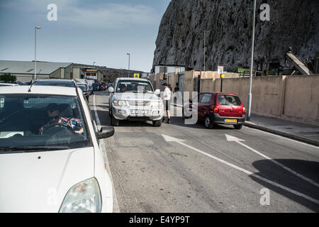 Gibraltar, 17. Juli 2014. Die Royal Gibraltar Police Redployed Offiziere von den Stränden und anderen wichtigen Bereichen gerne im Verkehrsmanagement als Grenze Verzögerungen sah Fahrzeug warten drei Stunden, nach Spanien zu gelangen. Die Verzögerungen kam sofort, nachdem der spanische Botschafter in London von der britischen Regierung nach einem Zwischenfall auf See am 16. Juli gerufen wurde. Bildnachweis: Stephen Ignacio/Alamy Live-Nachrichten Stockfoto