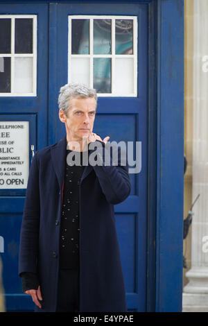 Cardiff, UK. 17. Juli 2014. Die Besetzung von BBC Doctor Who sind Dreharbeiten auf der Queen Street im Stadtzentrum von Cardiff entdeckt. Auf dem Bild: Peter Capaldi Credit: Polly Thomas / Alamy Live News Stockfoto