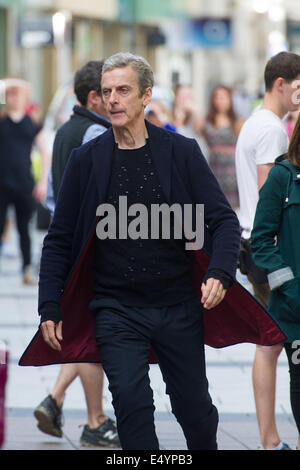 Cardiff, UK. 17. Juli 2014. Die Besetzung von BBC Doctor Who sind Dreharbeiten auf der Queen Street im Stadtzentrum von Cardiff entdeckt. Auf dem Bild: Peter Capaldi Credit: Polly Thomas / Alamy Live News Stockfoto