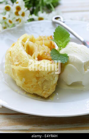 traditionelle Apfelstrudel mit Rosinen, serviert mit einer Kugel Eis Stockfoto