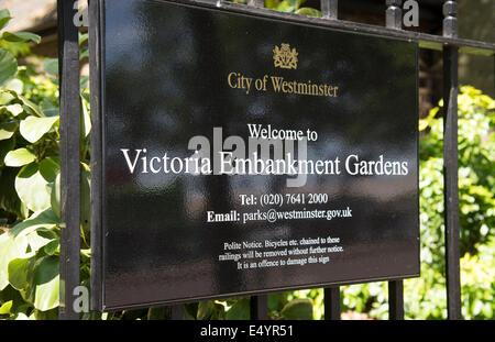 Victoria Embankment Gardens London UK Schild am Eingangstor Stockfoto