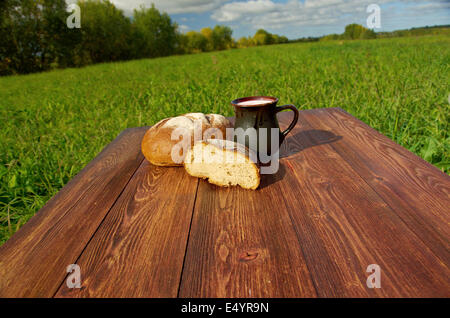 Hausgemachtes Brot und Milch Becher Stockfoto