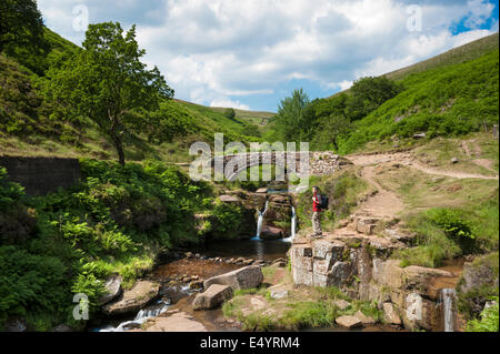 Walker bei drei Shires Kopf Cheshire Peak District National Park England UK Stockfoto