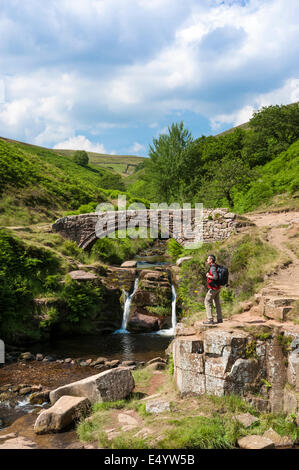 Walker bei drei Shires Kopf Cheshire Peak District National Park England UK Stockfoto