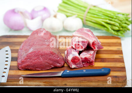 rohes Rindfleisch und Schweinerippchen Stockfoto