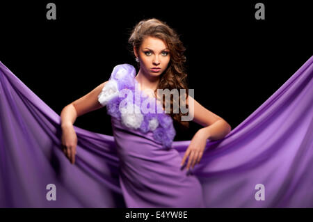 Frau im lila Kleid Stockfoto