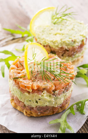 Tatar mit Lachs und avocado Stockfoto