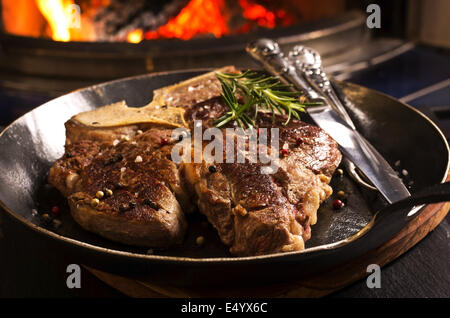 t-Bone Steak in der Pfanne Stockfoto