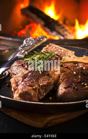 t-Bone Steak in der Pfanne Stockfoto