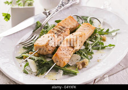 Gegrillter Lachs mit Salat skew Stockfoto