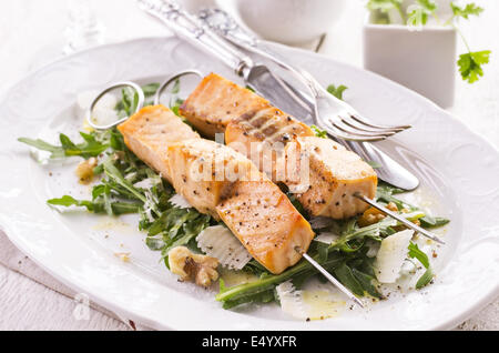 Gegrillter Lachs mit Salat Stockfoto