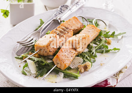 Gegrillter Lachs mit Salat Stockfoto