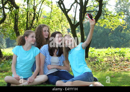 Mädchen im Teenageralter Fotografieren selbst Stockfoto