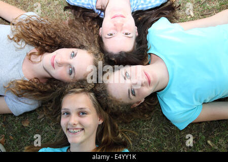 Vier schöne Teenager-Freunde Stockfoto