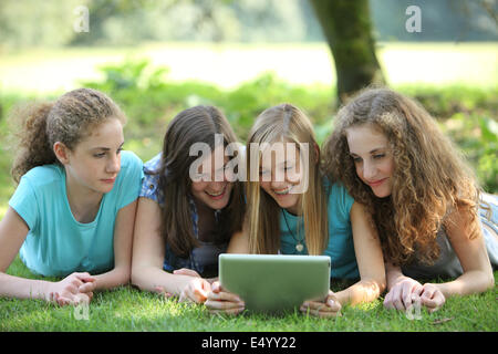 Gruppe von jungen Studentinnen Stockfoto