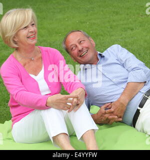Glücklich lachende älteres Ehepaar Stockfoto