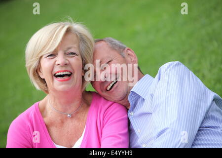 Gerne älteres Ehepaar gemeinsam lachen Stockfoto