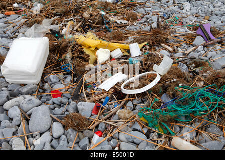 Treibgut am Strand, eine Mischung aus Kunststoff und alte Seil und Geröll angespült am Meer Stockfoto