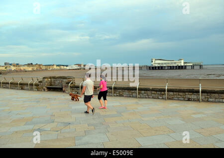 Weston-Super-Mare, Somerset, UK. 17. Juli 2014. Heißen Abendspaziergang bei heißem Wetter entlang der Promenade am Weston-Super-Mare in der UK-Credit: Robert Timoney/Alamy Live News Stockfoto