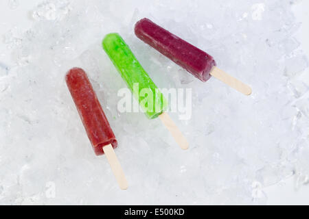 Horizontale Ansicht der bunten gefrorenes Obst Eis am Stiel auf rasierte Eis Stockfoto