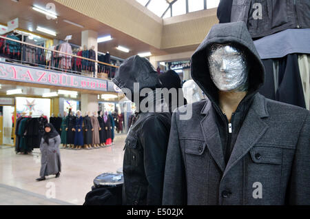 Kleid-Dummies im Kaufhaus in Konya, Türkei Stockfoto