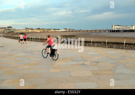 Weston-Super-Mare, Somerset, UK. 17. Juli 2014. Heißen Abend Zyklus fahren bei heißem Wetter entlang der Promenade am Weston-Super-Mare in der UK-Credit: Robert Timoney/Alamy Live News Stockfoto