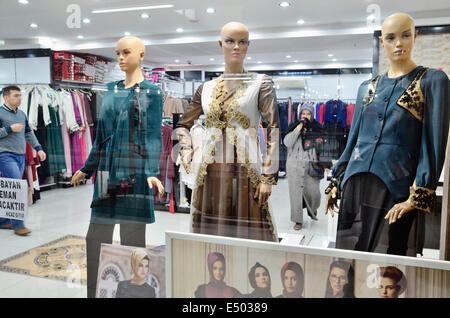 Frauen-Dummies im Bekleidungsgeschäft, Konya, Türkei Stockfoto