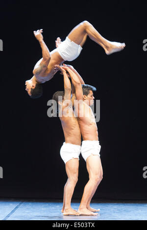 Claudio Segovia Show "Brasil Brasileiro" öffnet am Sadler es Wells Theatre mit 35 Künstlern aus Rio De Janeiro, Brasilien. Stockfoto