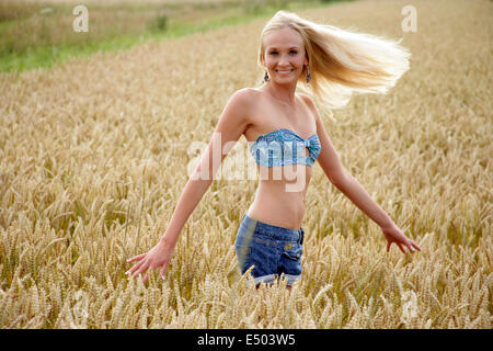 junge attraktive Frau im Maisfeld Stockfoto