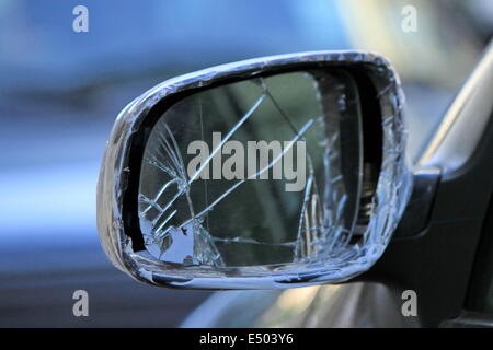 Beschädigte Rückspiegel auf einem Auto Stockfoto