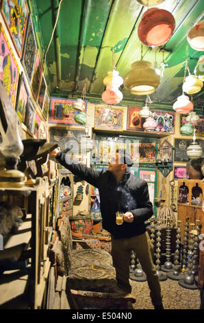 Verkäufer im Antiquitäten- und Shop in Konya, Türkei Stockfoto