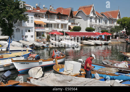 Der kleine Hafen auf Kinaliada, eines der Prinzeninseln.  Die Inseln befinden sich in das Meer von Marmara, eine kurze Strecke f Stockfoto